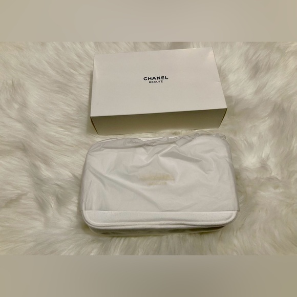 Chanel Holiday White Pouch - Picture 4 of 4